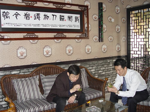 2006年4月8日,著名笑星大兵坐客蕭氏茗茶館,與董事長肖勇一起品嘗蕭氏茗茶.jpg
