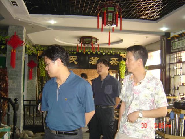 2006年10月，國家團中央青工處處長肖鳳利等視察蕭氏集團